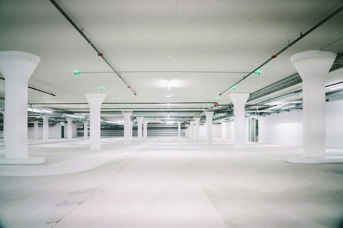 Gereinigte Tiefgarage mit hellen Parkebenen und Betonstützen