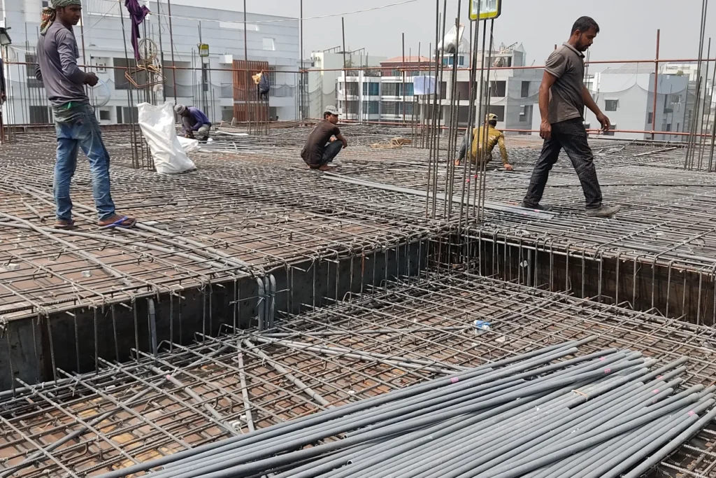 Bewehrung und Material auf einer Großbaustelle