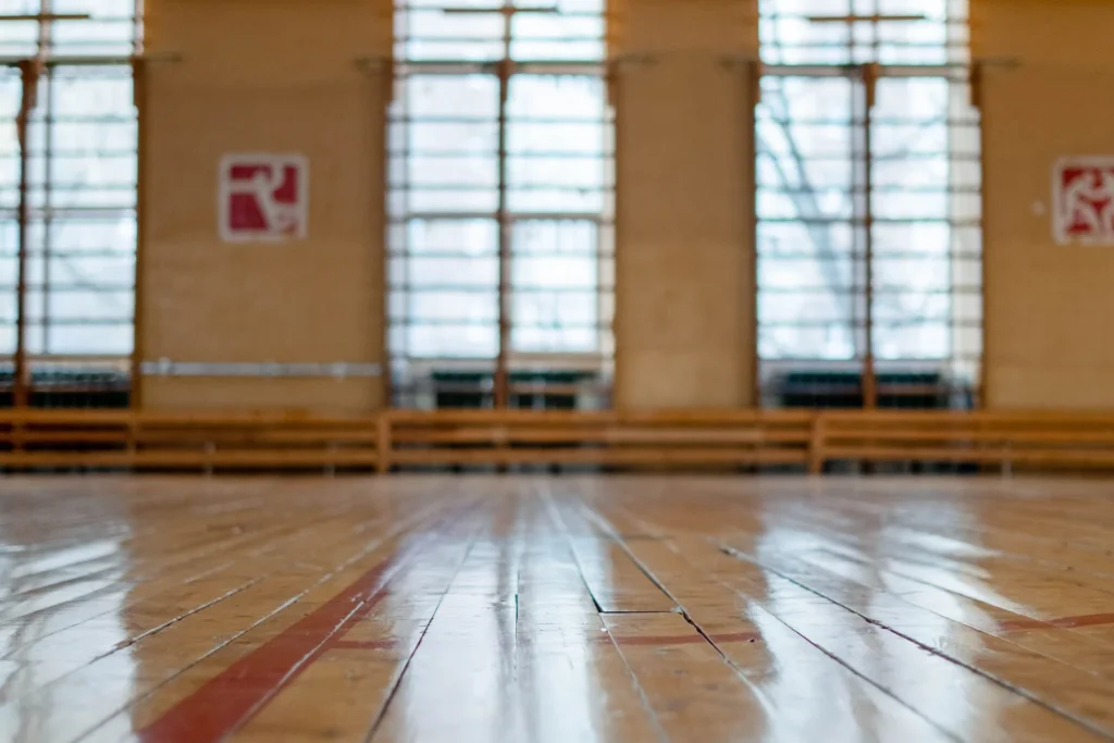Frisch gereinigter Hallenboden aus Holz in einer Sporthalle