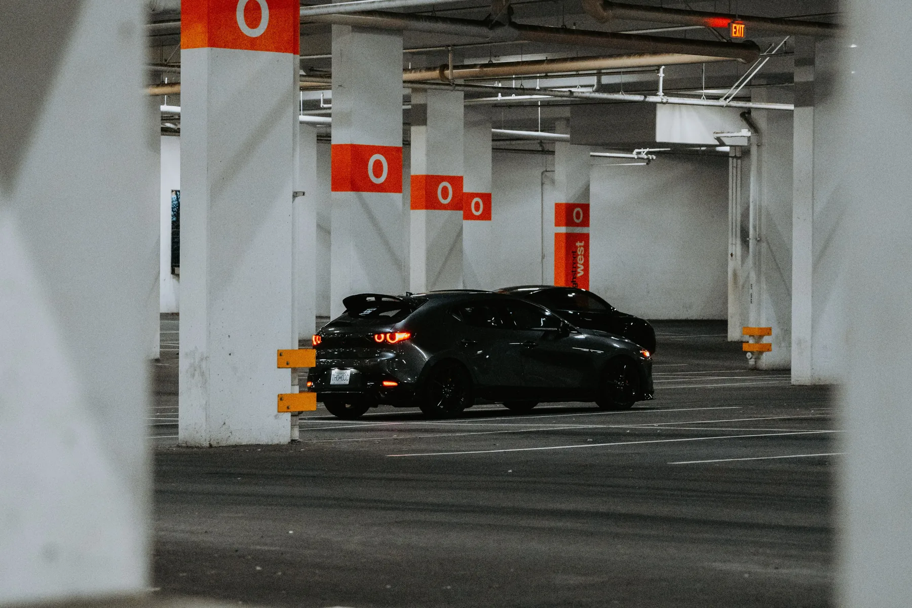 Parkebene einer Tiefgarage mit Betonstützen